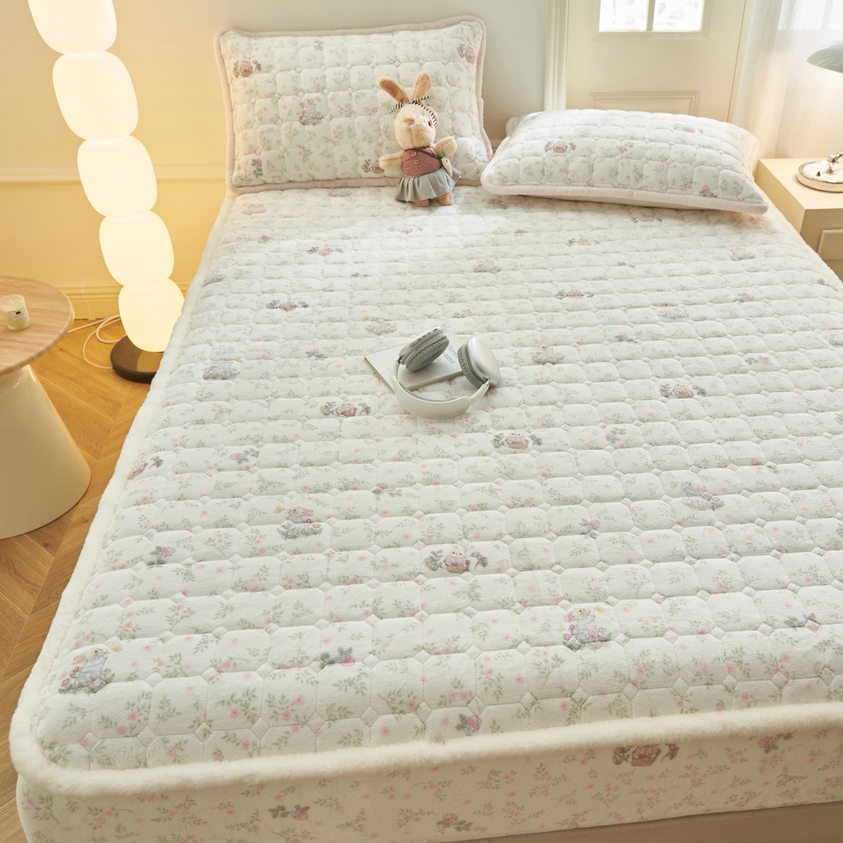 91家纺网 家纺一手货源 找家纺 晨曦家纺 2025新款加厚加绒牛奶绒卡通夹棉三层单床笠 兔兔花园