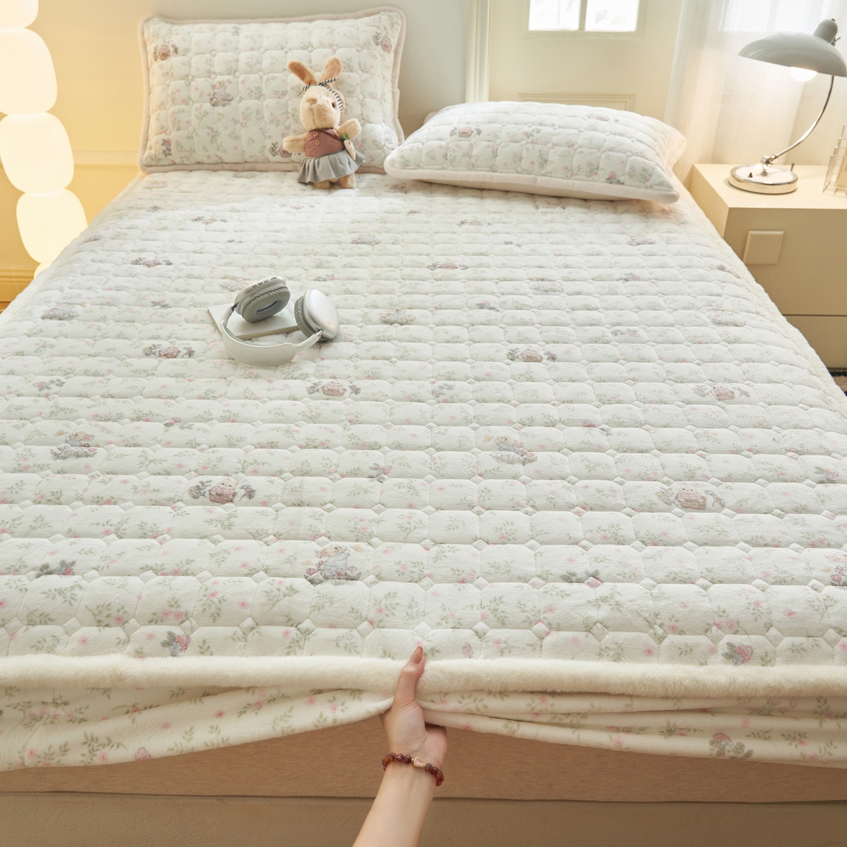 91家纺网 家纺一手货源 找家纺 晨曦家纺 2025新款加厚加绒牛奶绒卡通夹棉三层单床笠 兔兔花园