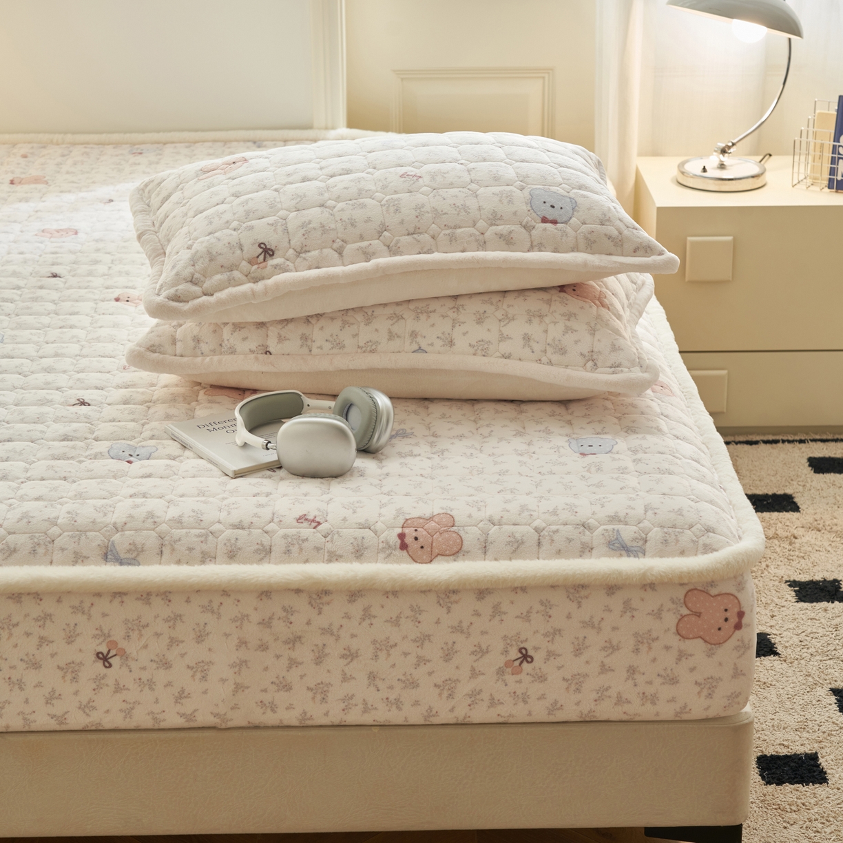 91家纺网 家纺一手货源 找家纺 晨曦家纺 2025新款加厚加绒牛奶绒卡通夹棉三层单床笠 鲜花小兔