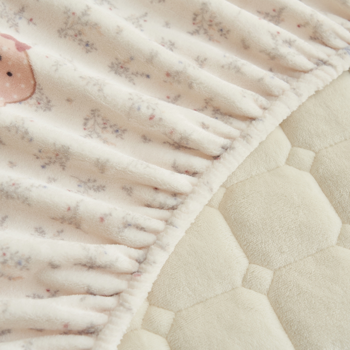 91家纺网 家纺一手货源 找家纺 晨曦家纺 2025新款加厚加绒牛奶绒卡通夹棉三层单床笠 鲜花小兔