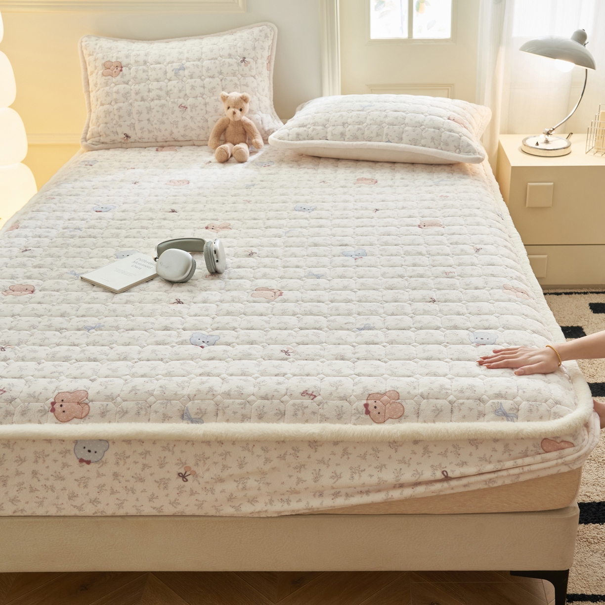 91家纺网 家纺一手货源 找家纺 晨曦家纺 2025新款加厚加绒牛奶绒卡通夹棉三层单床笠 鲜花小兔