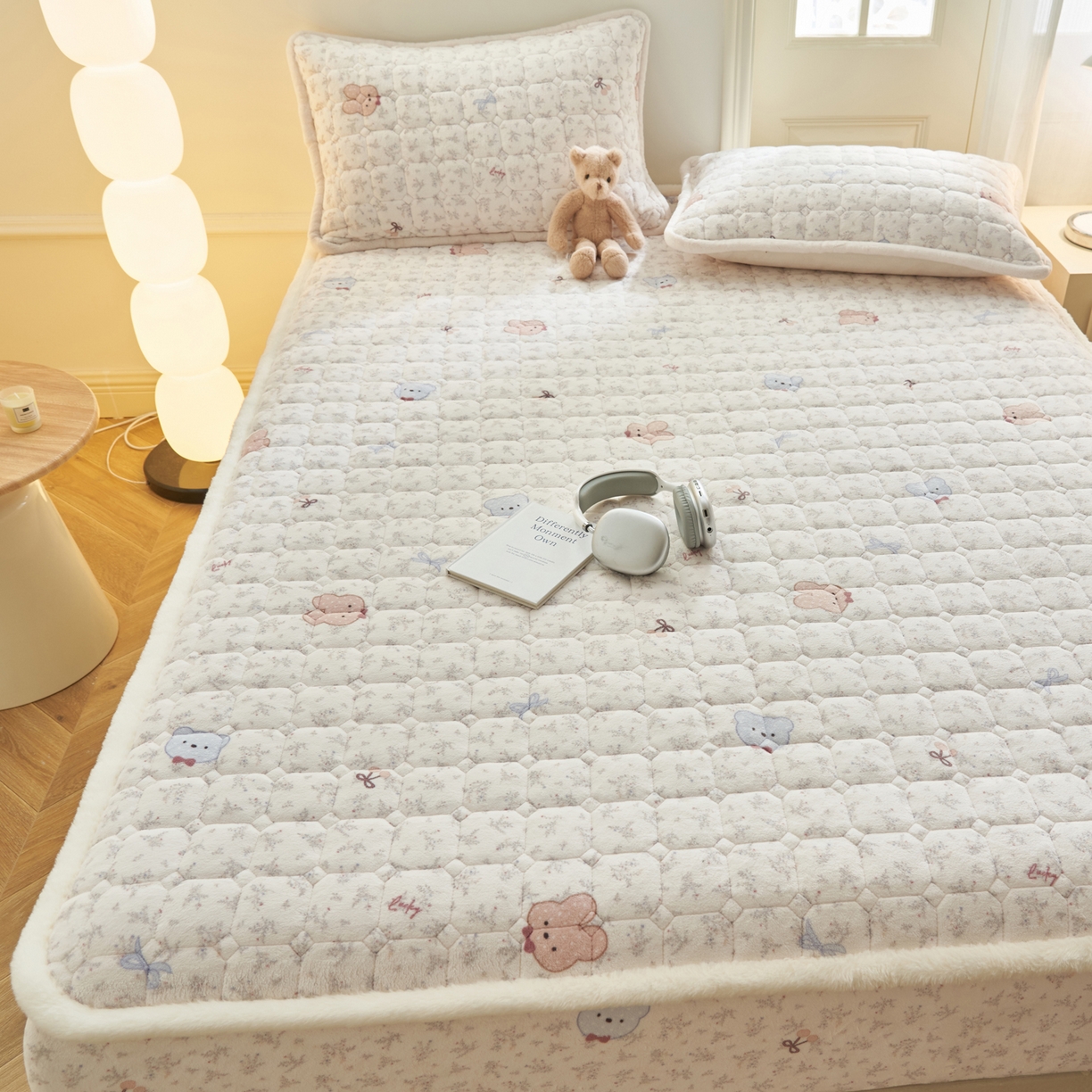 91家纺网 家纺一手货源 找家纺 晨曦家纺 2025新款加厚加绒牛奶绒卡通夹棉三层单床笠 鲜花小兔