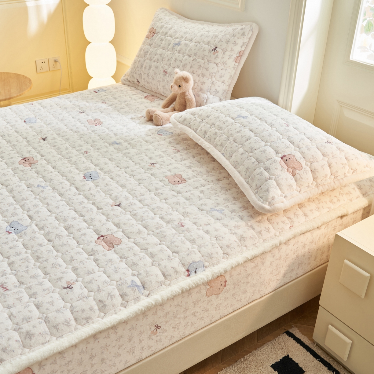 91家纺网 家纺一手货源 找家纺 晨曦家纺 2025新款加厚加绒牛奶绒卡通夹棉三层单床笠 鲜花小兔