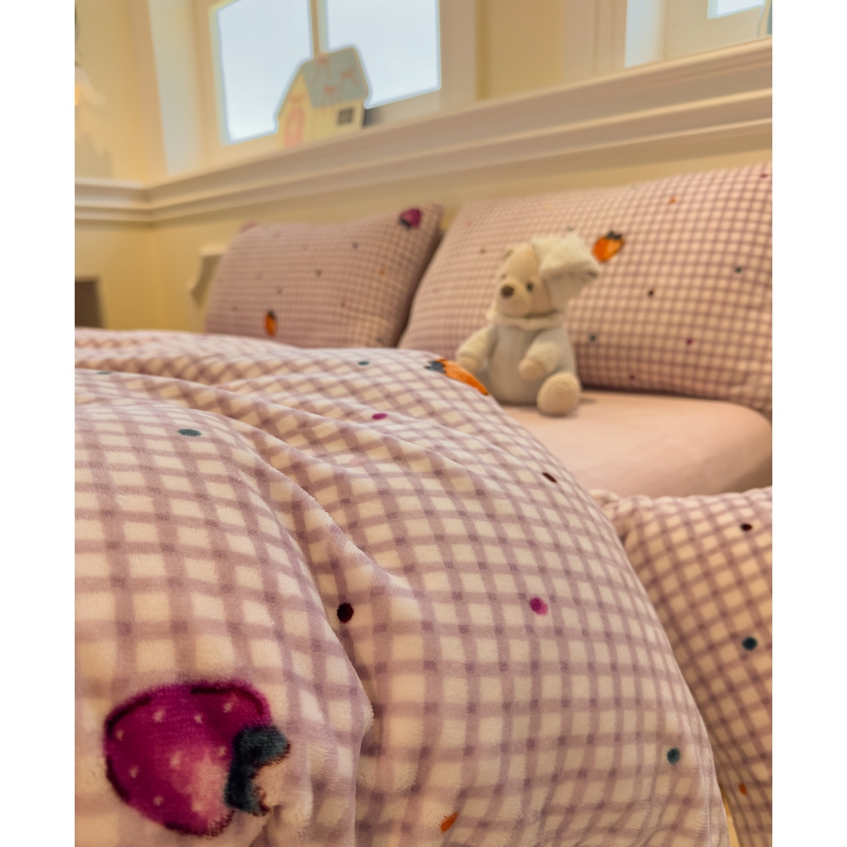 91家纺网 家纺一手货源 找家纺 yyds网供 2025新款牛奶绒四件套ins风加厚床品卡通印花三件套双面法兰绒秋冬保暖不静电 风格二 彩色草莓波点