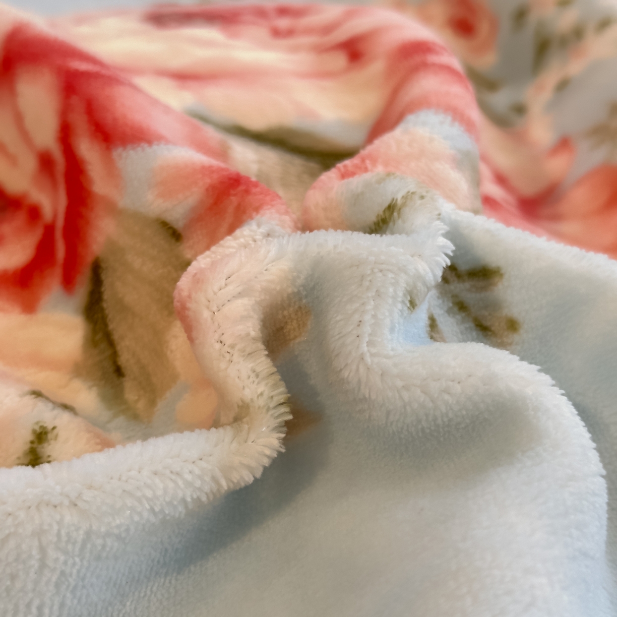 91家纺网 家纺一手货源 找家纺 yyds网供 2025新款牛奶绒四件套ins风加厚床品卡通印花三件套双面法兰绒秋冬保暖不静电 风格二 丽丝鲜花绽放