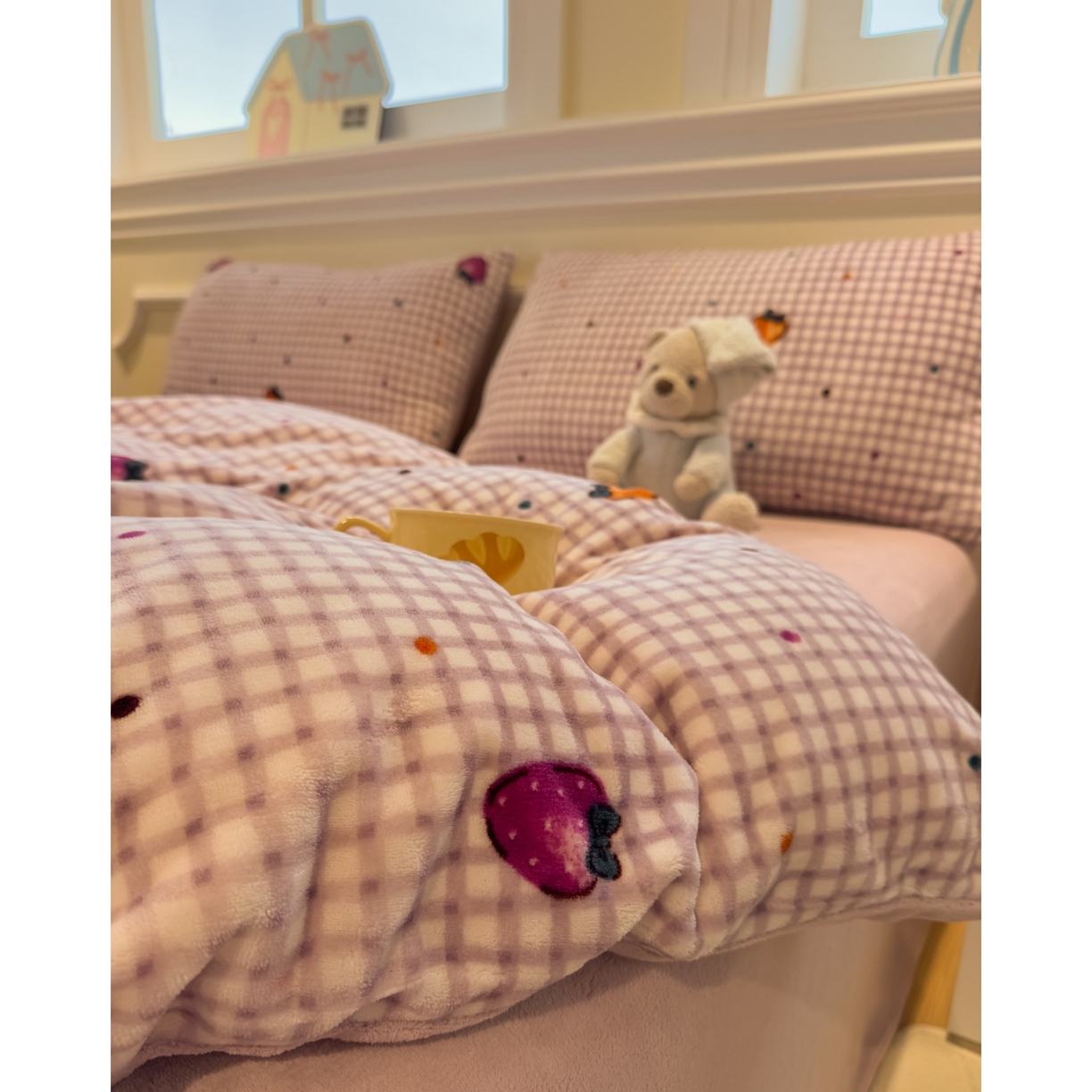 91家纺网 家纺一手货源 找家纺 yyds网供 2025新款牛奶绒四件套ins风加厚床品卡通印花三件套双面法兰绒秋冬保暖不静电 风格二 彩色草莓波点