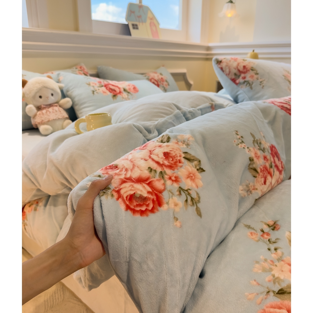 91家纺网 家纺一手货源 找家纺 yyds网供 2025新款牛奶绒四件套ins风加厚床品卡通印花三件套双面法兰绒秋冬保暖不静电 风格二 丽丝鲜花绽放