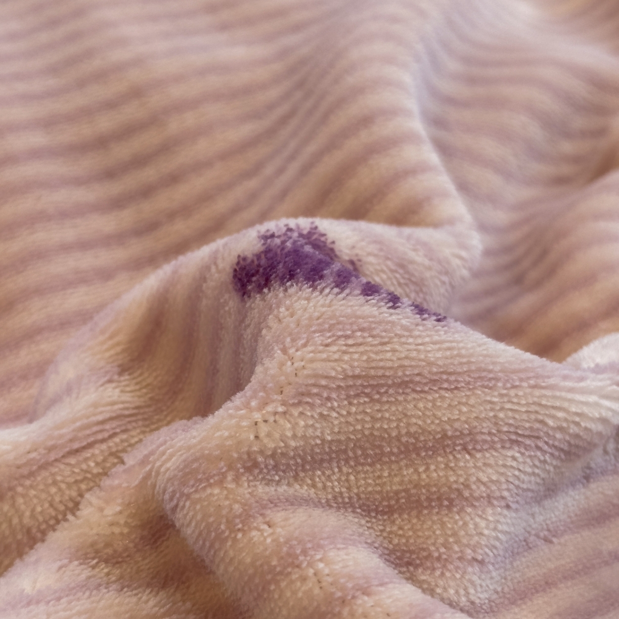 91家纺网 家纺一手货源 找家纺 yyds网供 2025新款牛奶绒四件套ins风加厚床品卡通印花三件套双面法兰绒秋冬保暖不静电 风格二 条纹爱心如愿