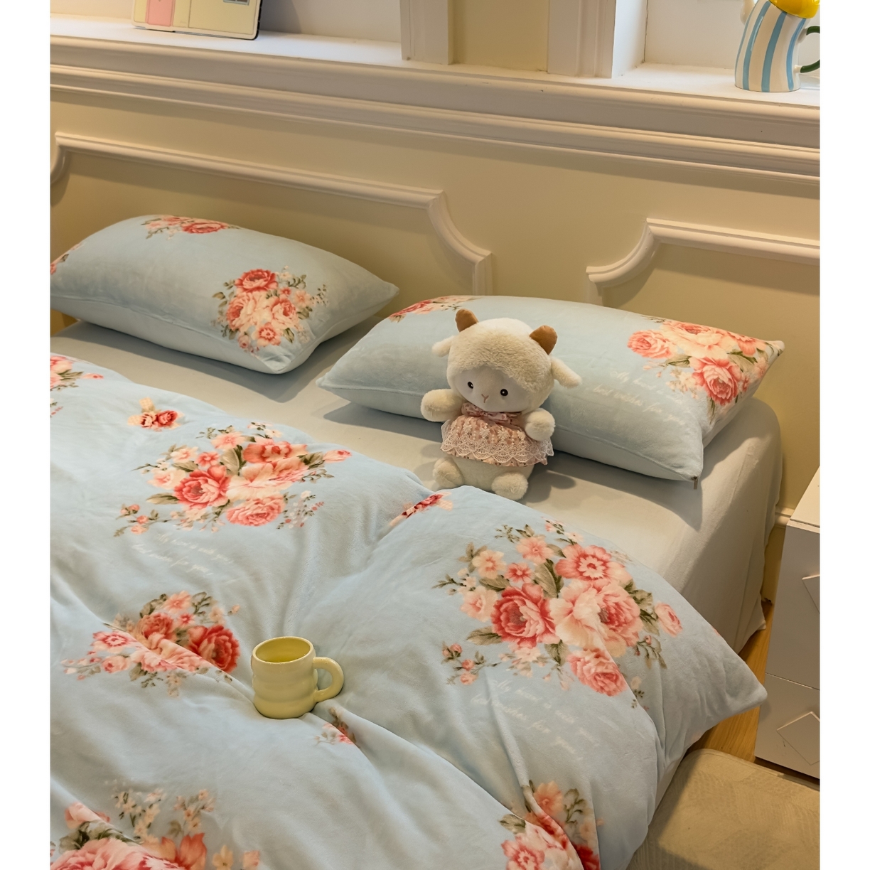 91家纺网 家纺一手货源 找家纺 yyds网供 2025新款牛奶绒四件套ins风加厚床品卡通印花三件套双面法兰绒秋冬保暖不静电 风格二 丽丝鲜花绽放