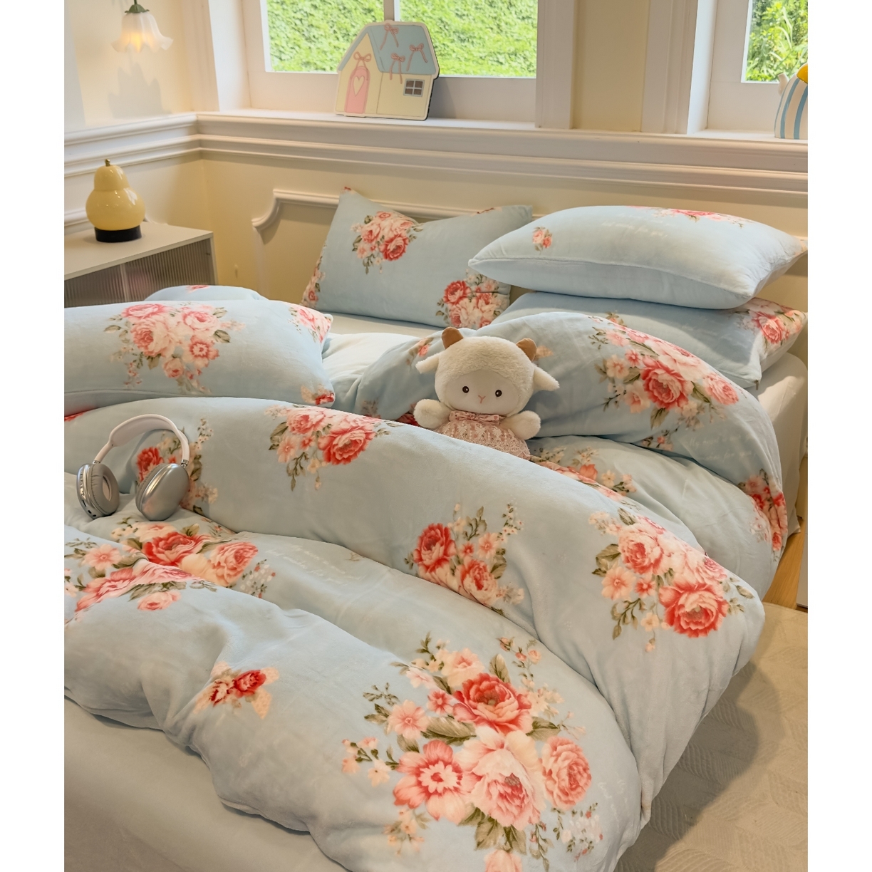 91家纺网 家纺一手货源 找家纺 yyds网供 2025新款牛奶绒四件套ins风加厚床品卡通印花三件套双面法兰绒秋冬保暖不静电 风格二 丽丝鲜花绽放