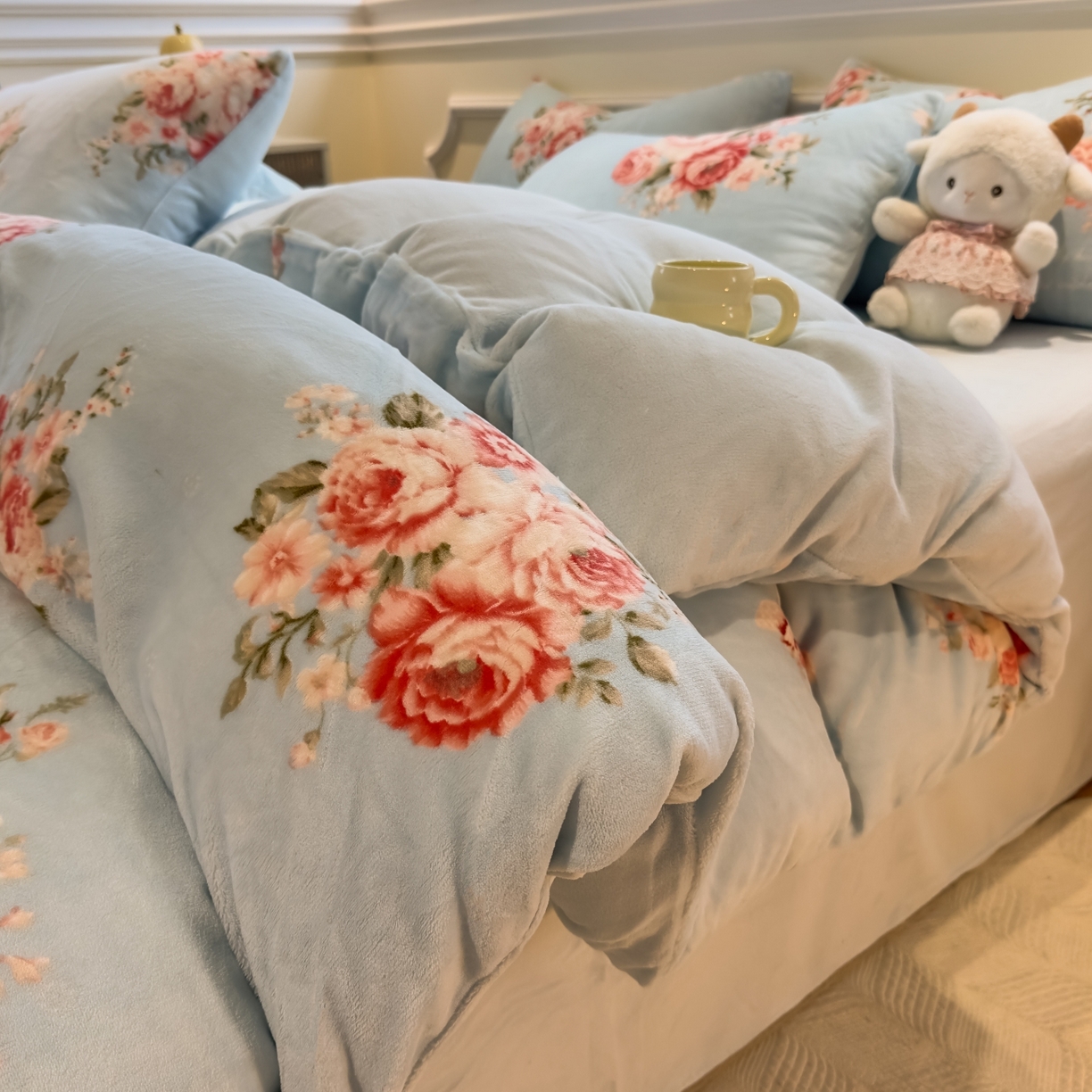 91家纺网 家纺一手货源 找家纺 yyds网供 2025新款牛奶绒四件套ins风加厚床品卡通印花三件套双面法兰绒秋冬保暖不静电 风格二 丽丝鲜花绽放