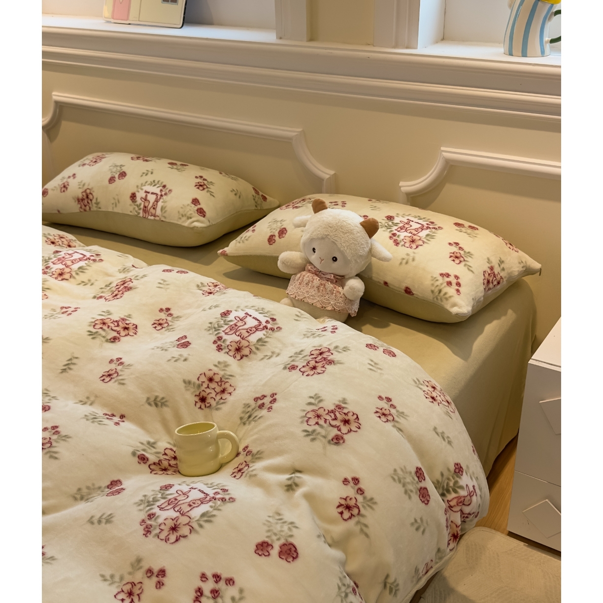 91家纺网 家纺一手货源 找家纺 yyds网供 2025新款牛奶绒四件套ins风加厚床品卡通印花三件套双面法兰绒秋冬保暖不静电 风格二 两小花落玉兔