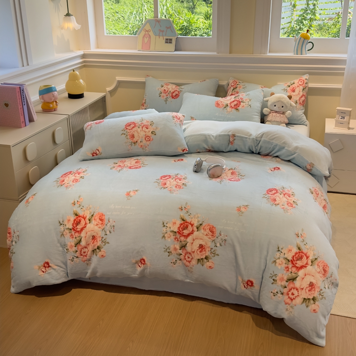 91家纺网 家纺一手货源 找家纺 yyds网供 2025新款牛奶绒四件套ins风加厚床品卡通印花三件套双面法兰绒秋冬保暖不静电 风格二 丽丝鲜花绽放