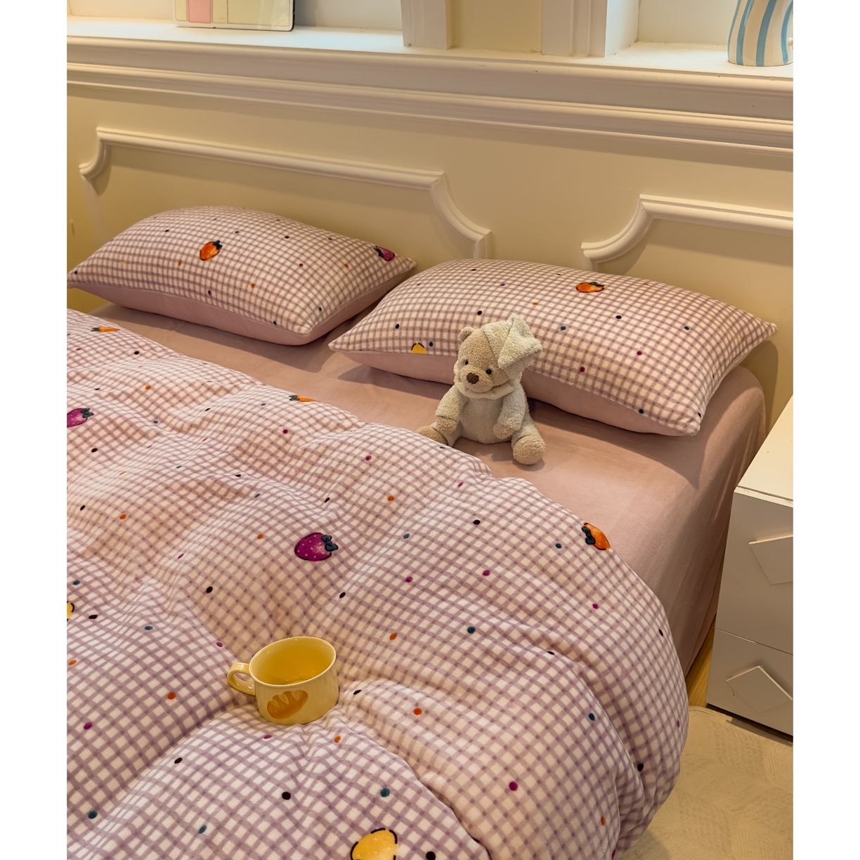 91家纺网 家纺一手货源 找家纺 yyds网供 2025新款牛奶绒四件套ins风加厚床品卡通印花三件套双面法兰绒秋冬保暖不静电 风格二 彩色草莓波点