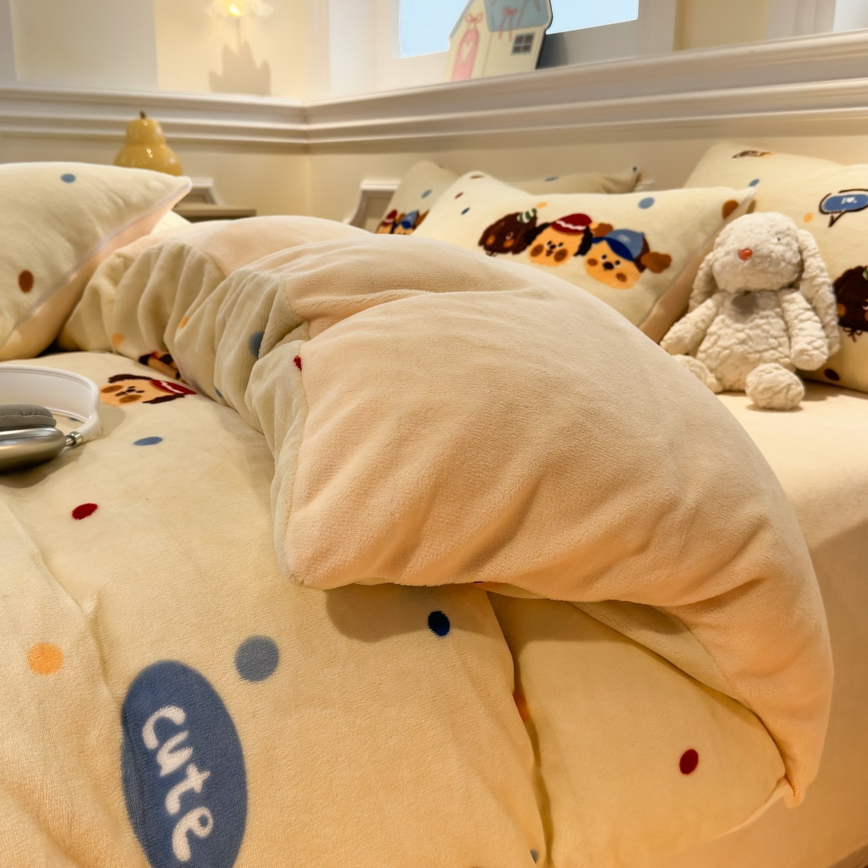 91家纺网 家纺一手货源 找家纺 yyds网供 2025新款牛奶绒四件套ins风加厚床品卡通印花三件套双面法兰绒秋冬保暖不静电 风格二 旺旺乐狗波点