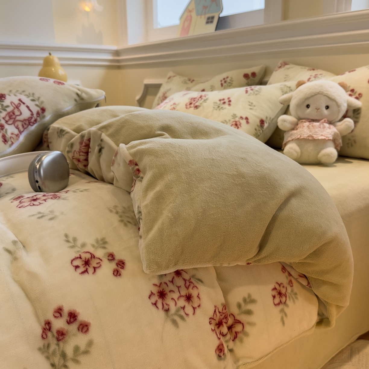91家纺网 家纺一手货源 找家纺 yyds网供 2025新款牛奶绒四件套ins风加厚床品卡通印花三件套双面法兰绒秋冬保暖不静电 风格二 两小花落玉兔