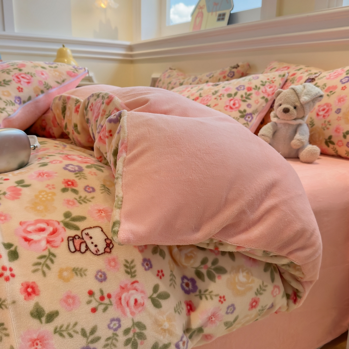 91家纺网 家纺一手货源 找家纺 yyds网供 2025新款牛奶绒四件套ins风加厚床品卡通印花三件套双面法兰绒秋冬保暖不静电 风格二 花园猫语日记