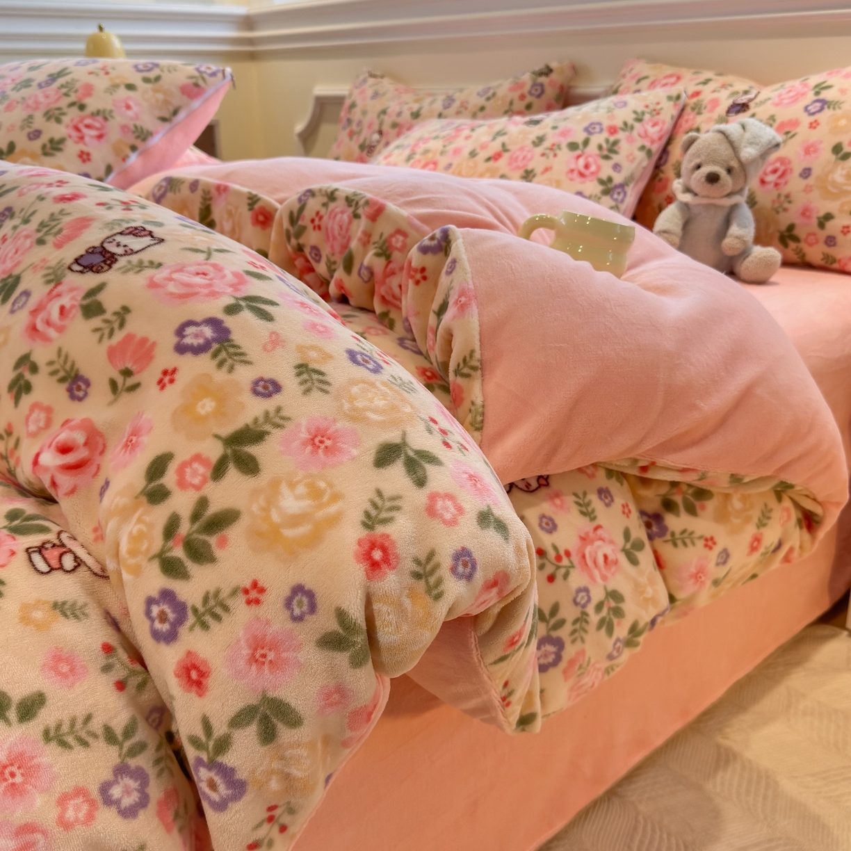 91家纺网 家纺一手货源 找家纺 yyds网供 2025新款牛奶绒四件套ins风加厚床品卡通印花三件套双面法兰绒秋冬保暖不静电 风格二 花园猫语日记