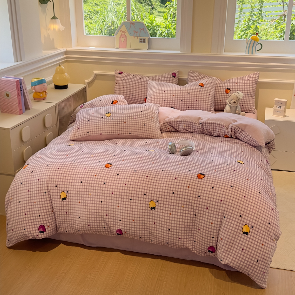 91家纺网 家纺一手货源 找家纺 yyds网供 2025新款牛奶绒四件套ins风加厚床品卡通印花三件套双面法兰绒秋冬保暖不静电 风格二 彩色草莓波点