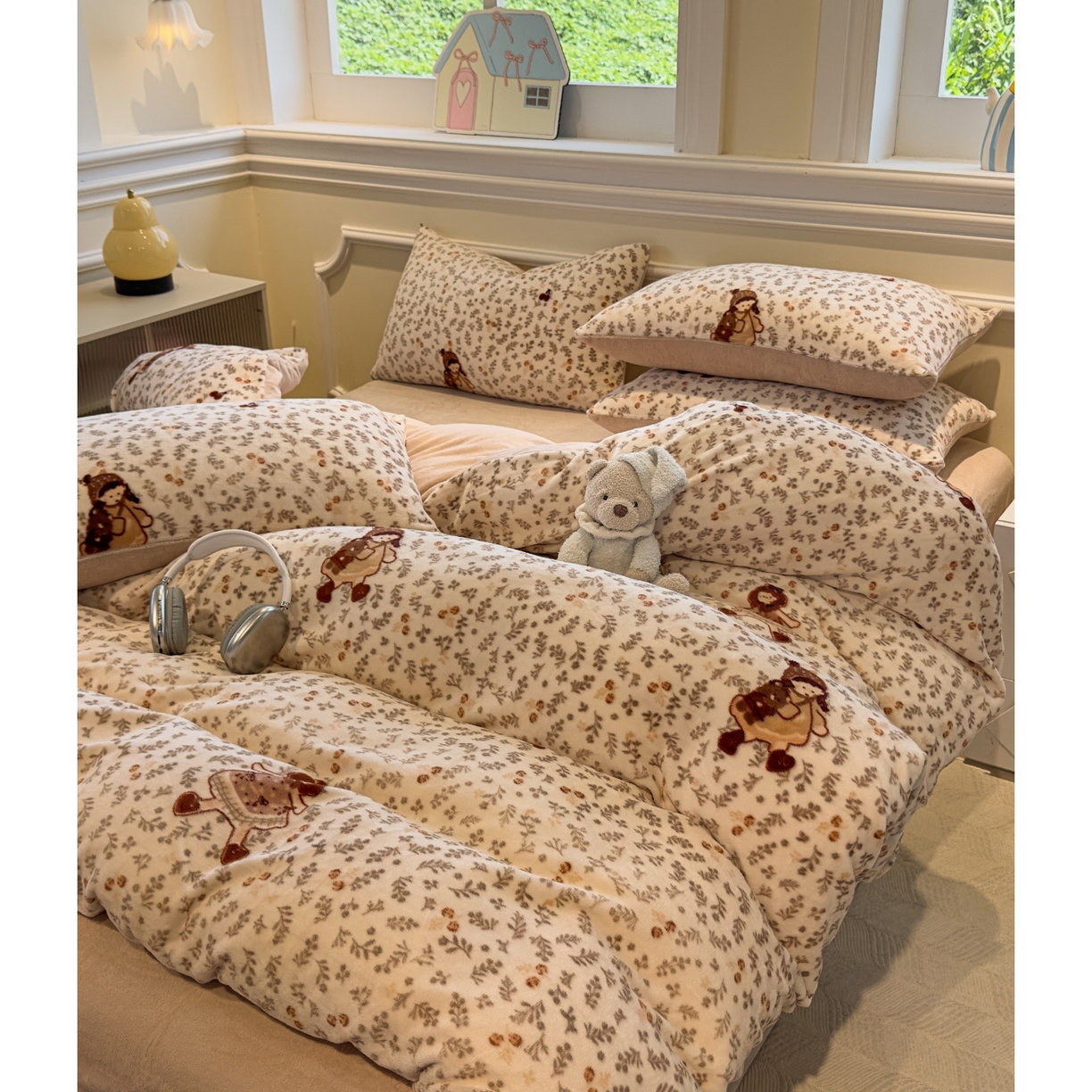 91家纺网 家纺一手货源 找家纺 yyds网供 2025新款牛奶绒四件套ins风加厚床品卡通印花三件套双面法兰绒秋冬保暖不静电 风格二 甜美花间女孩