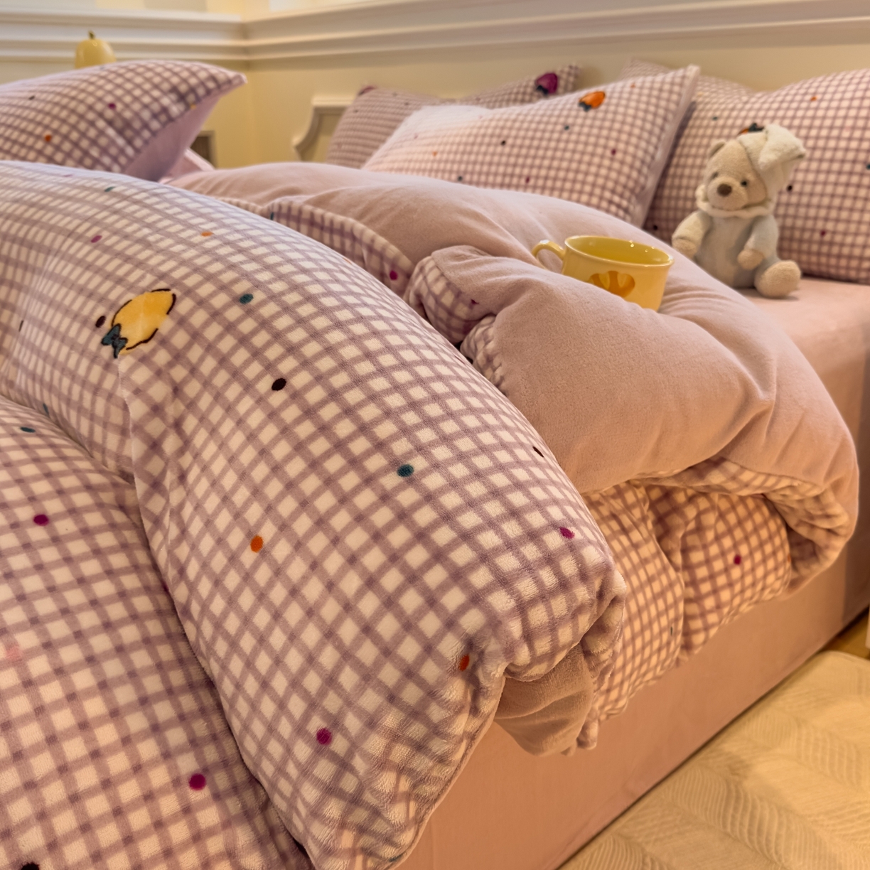 91家纺网 家纺一手货源 找家纺 （总）yyds网供 2025新款牛奶绒四件套ins风加厚床品卡通印花三件套双面法兰绒秋冬保暖不静电 风格二