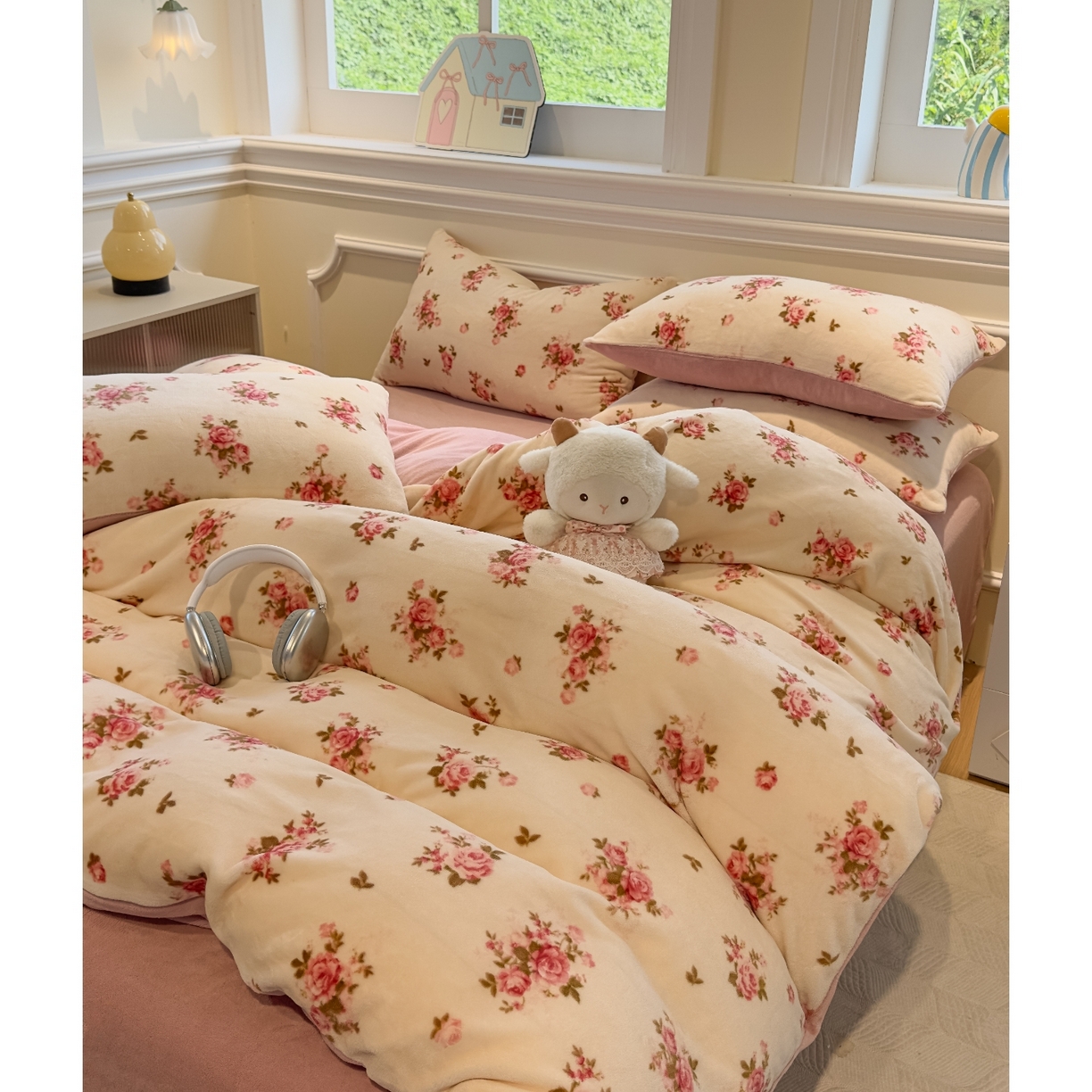 91家纺网 家纺一手货源 找家纺 yyds网供 2025新款牛奶绒四件套ins风加厚床品卡通印花三件套双面法兰绒秋冬保暖不静电 风格二 玫瑰约花仙子