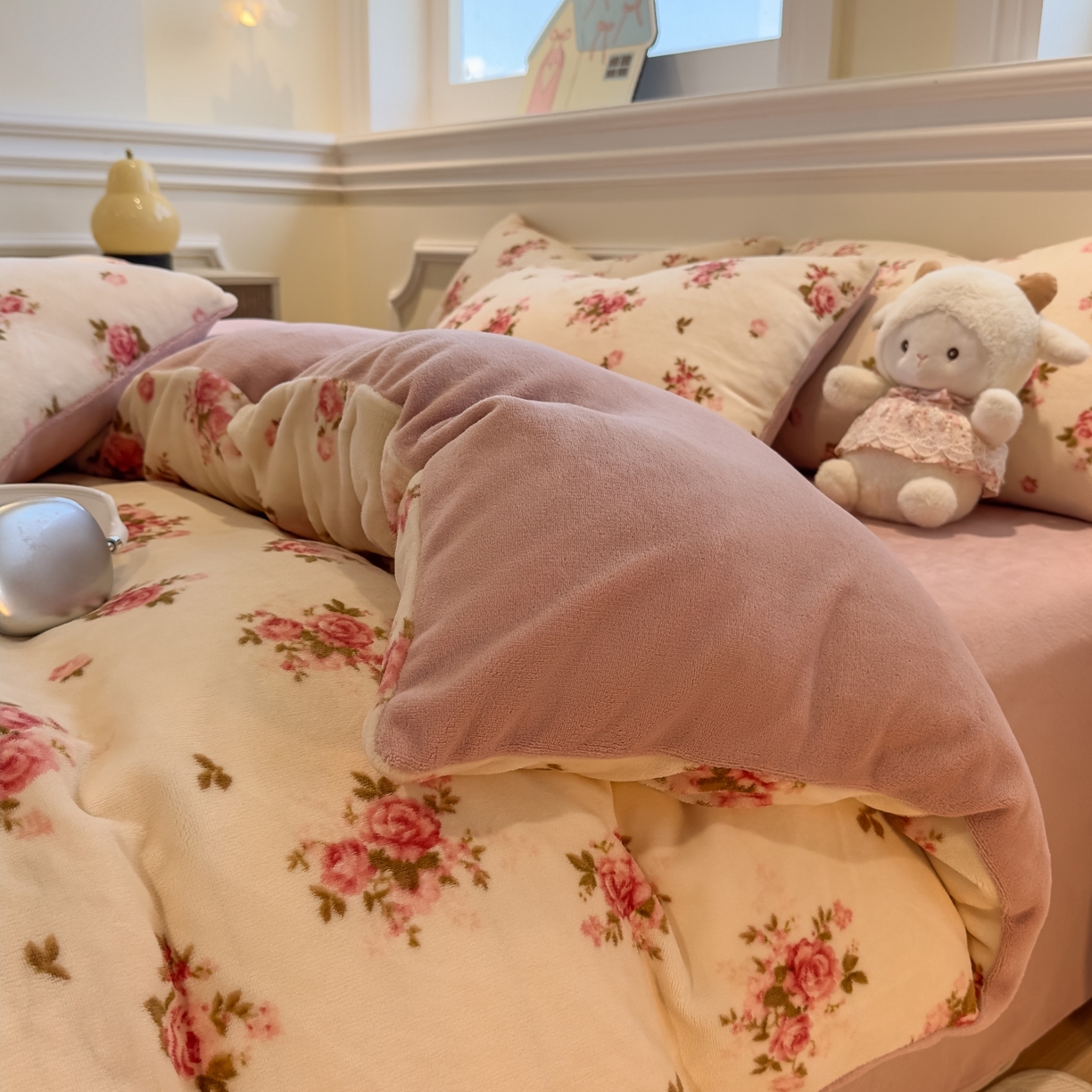 91家纺网 家纺一手货源 找家纺 yyds网供 2025新款牛奶绒四件套ins风加厚床品卡通印花三件套双面法兰绒秋冬保暖不静电 风格二 玫瑰约花仙子