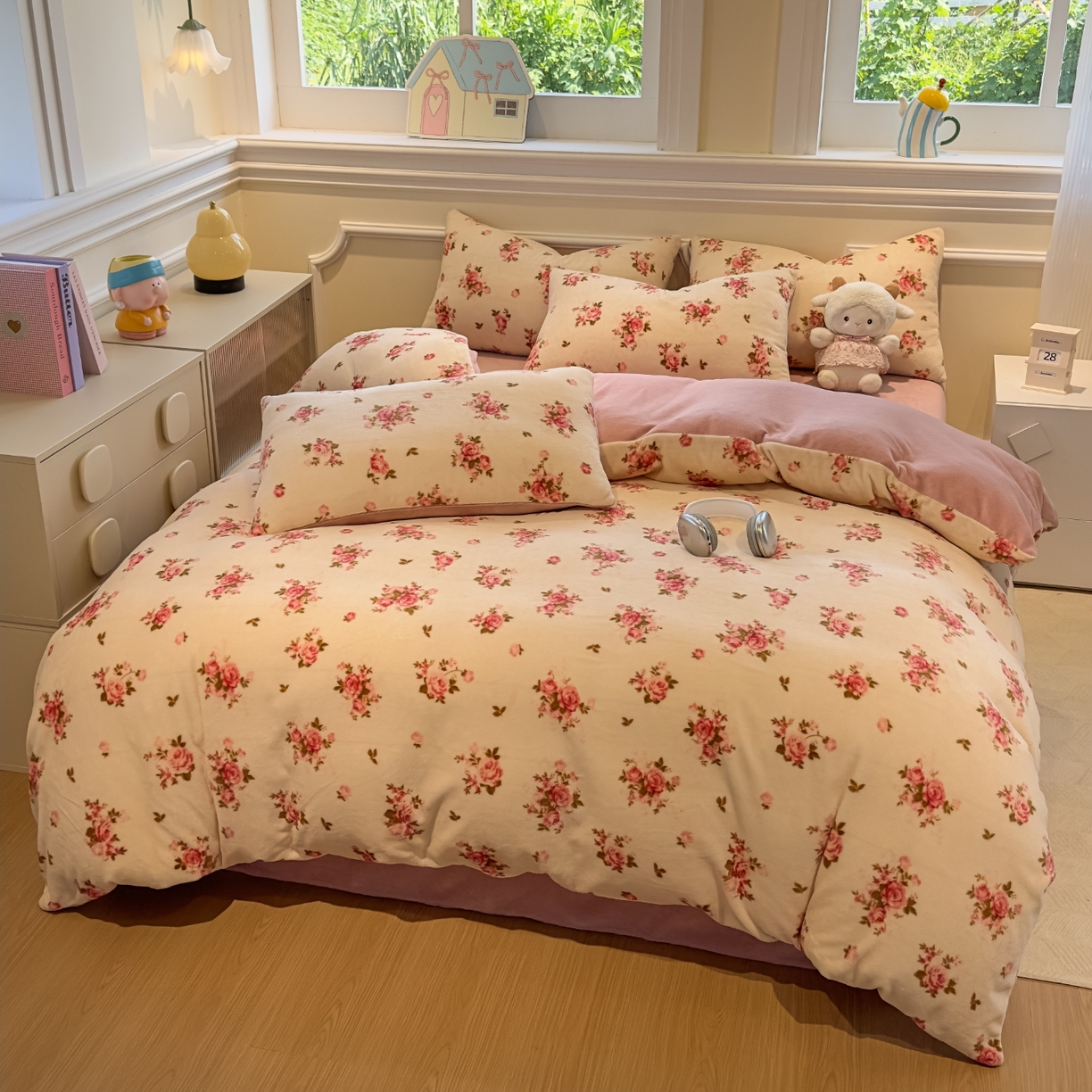 91家纺网 家纺一手货源 找家纺 yyds网供 2025新款牛奶绒四件套ins风加厚床品卡通印花三件套双面法兰绒秋冬保暖不静电 风格二 玫瑰约花仙子