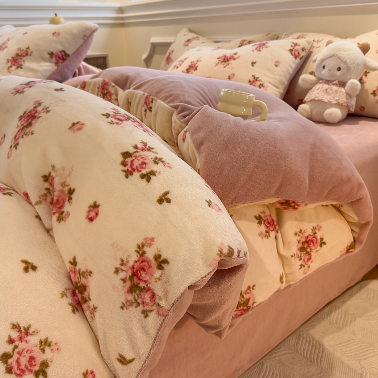 91家纺网 家纺一手货源 找家纺 yyds网供 2025新款牛奶绒四件套ins风加厚床品卡通印花三件套双面法兰绒秋冬保暖不静电 风格二 玫瑰约花仙子