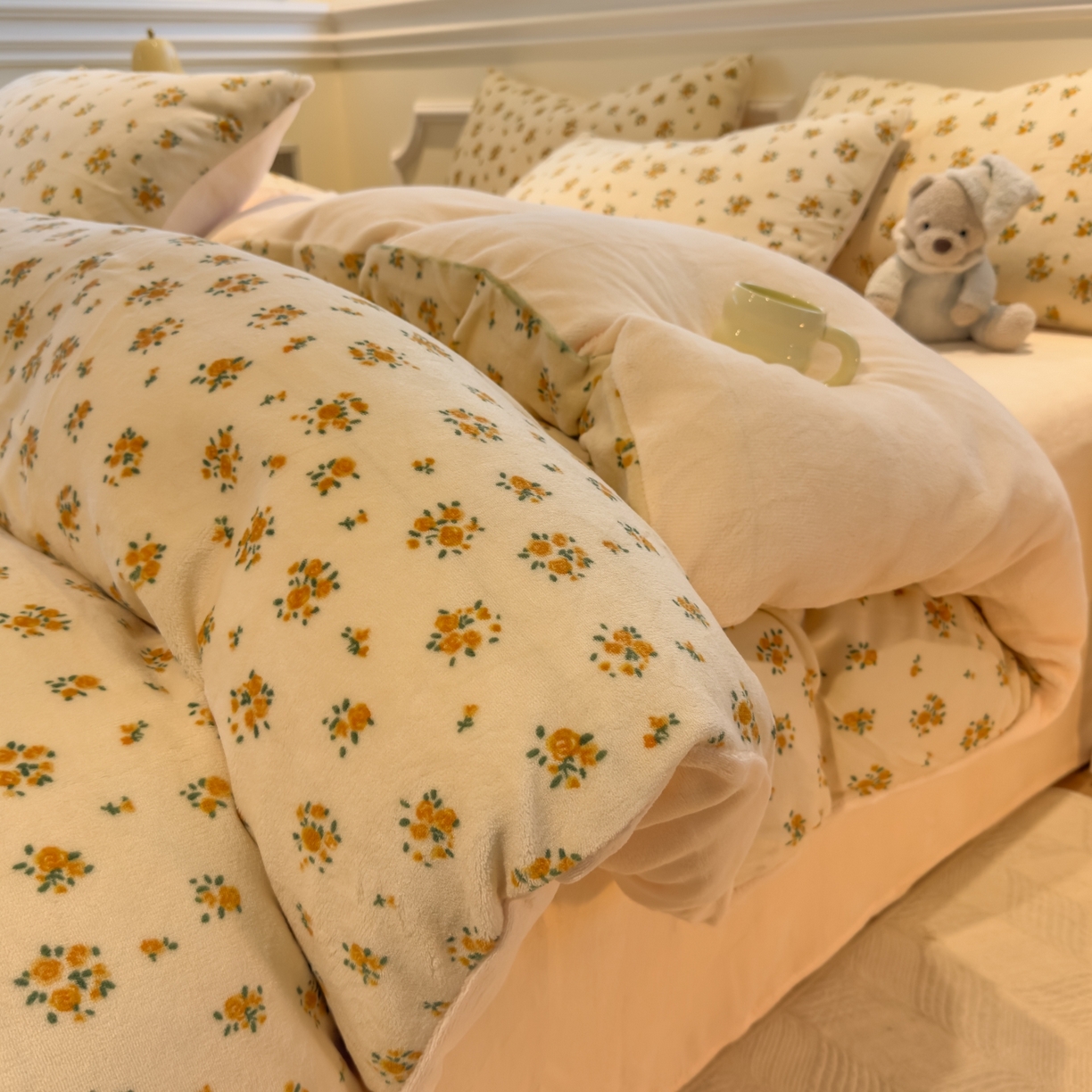 91家纺网 家纺一手货源 找家纺 yyds网供 2025新款牛奶绒四件套ins风加厚床品卡通印花三件套双面法兰绒秋冬保暖不静电 风格二 田园春兰秋菊