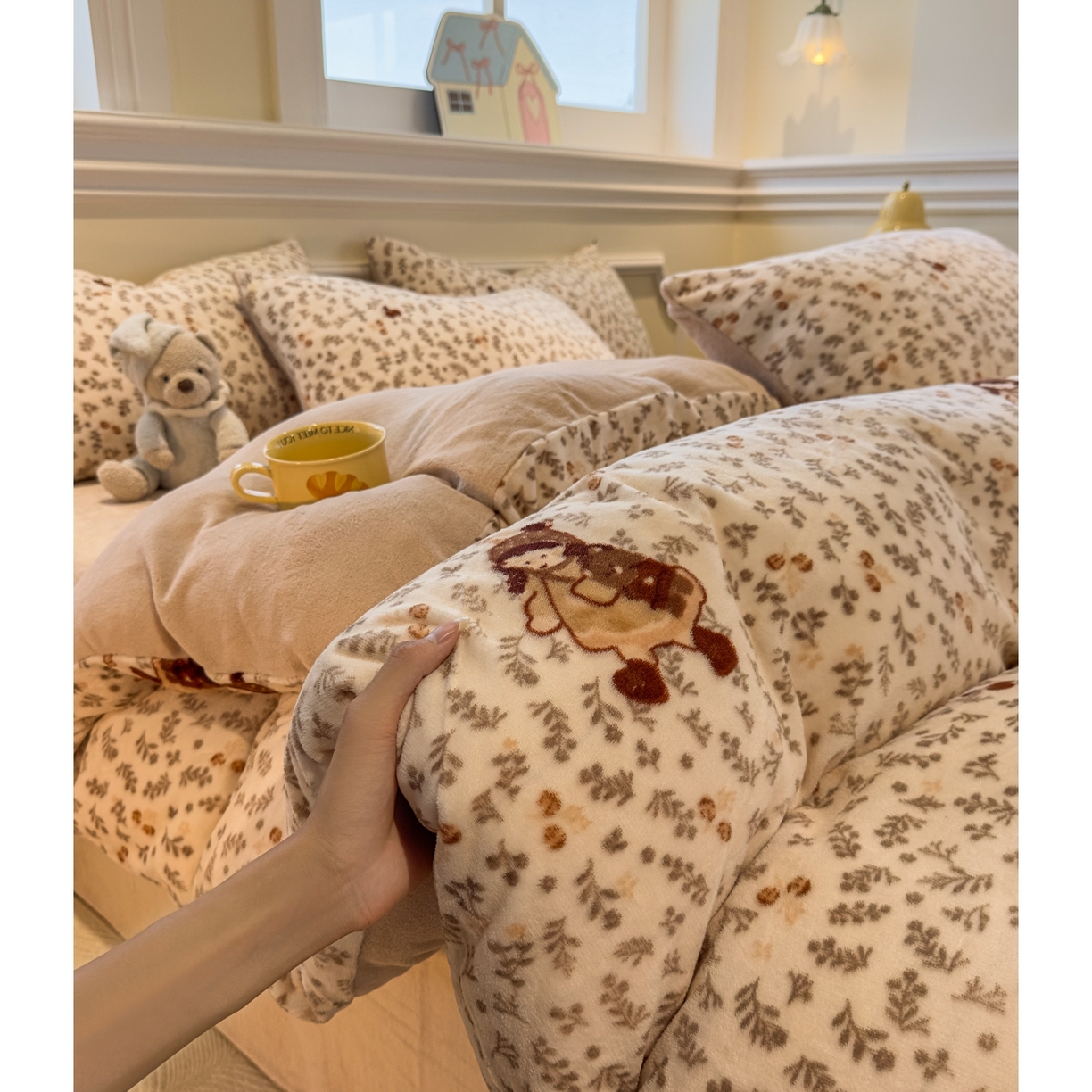 91家纺网 家纺一手货源 找家纺 yyds网供 2025新款牛奶绒四件套ins风加厚床品卡通印花三件套双面法兰绒秋冬保暖不静电 风格二 甜美花间女孩