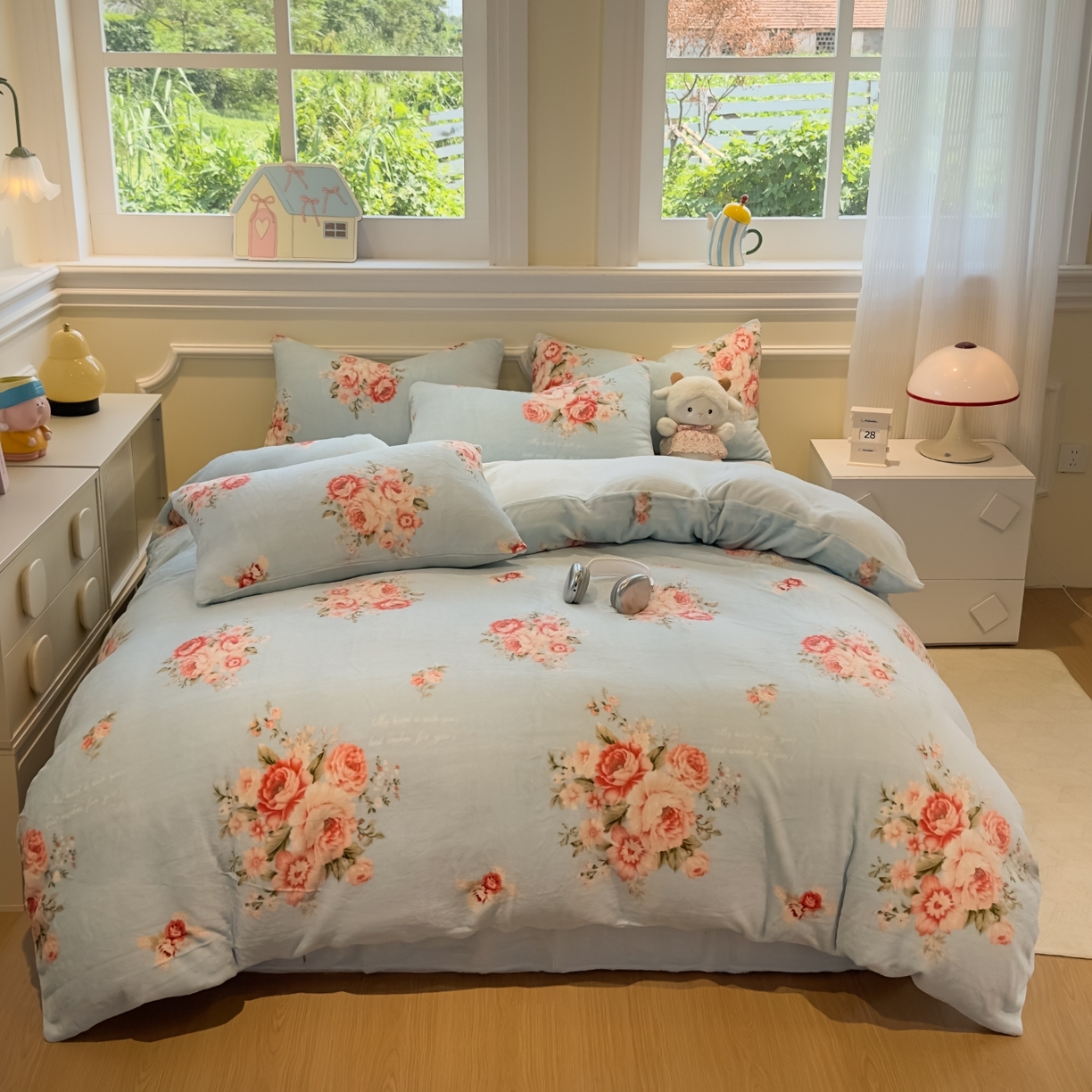 91家纺网 家纺一手货源 找家纺 yyds网供 2025新款牛奶绒四件套ins风加厚床品卡通印花三件套双面法兰绒秋冬保暖不静电 风格二 丽丝鲜花绽放