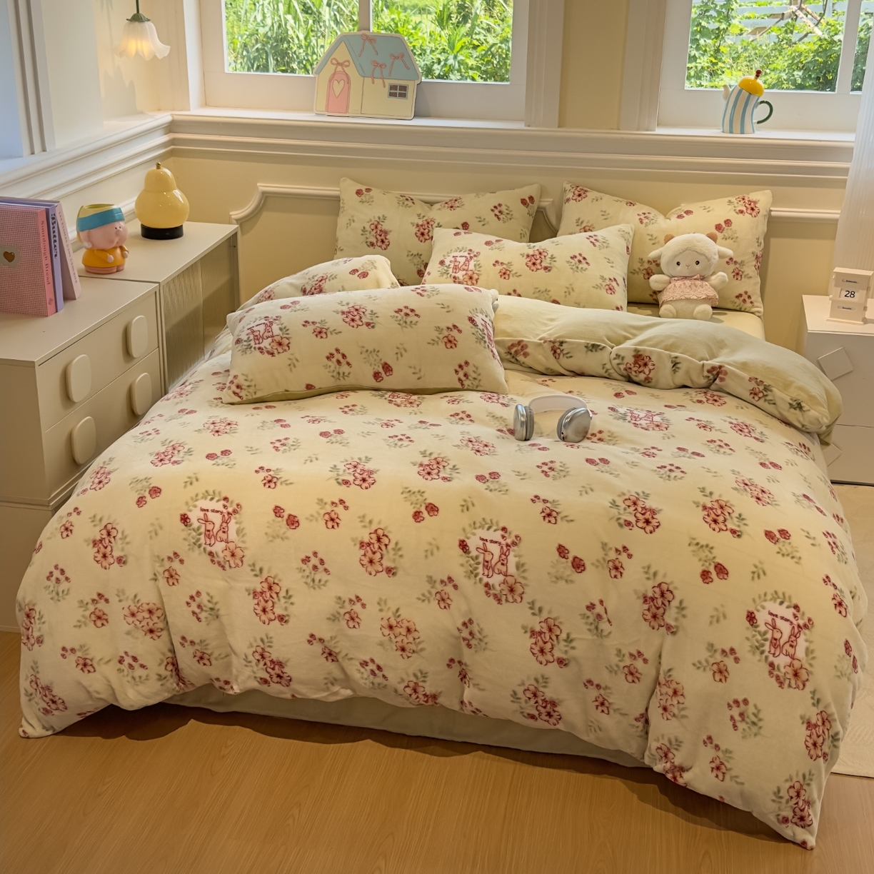 91家纺网 家纺一手货源 找家纺 yyds网供 2025新款牛奶绒四件套ins风加厚床品卡通印花三件套双面法兰绒秋冬保暖不静电 风格二 两小花落玉兔