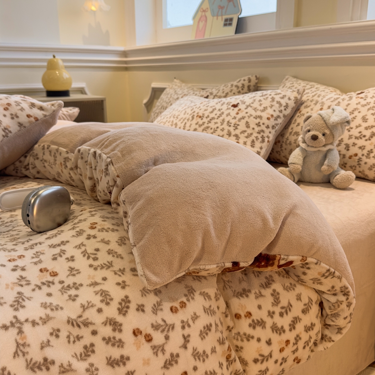 91家纺网 家纺一手货源 找家纺 yyds网供 2025新款牛奶绒四件套ins风加厚床品卡通印花三件套双面法兰绒秋冬保暖不静电 风格二 甜美花间女孩