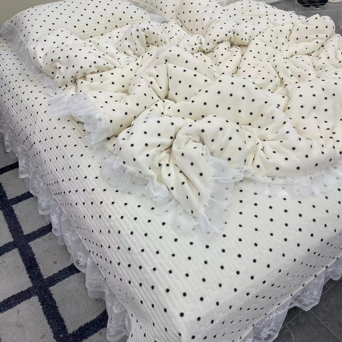 91家纺网 家纺一手货源 找家纺 禧瑞谷 2025新款冬季牛奶绒双层蕾丝花边床盖三件套床盖四件套波点