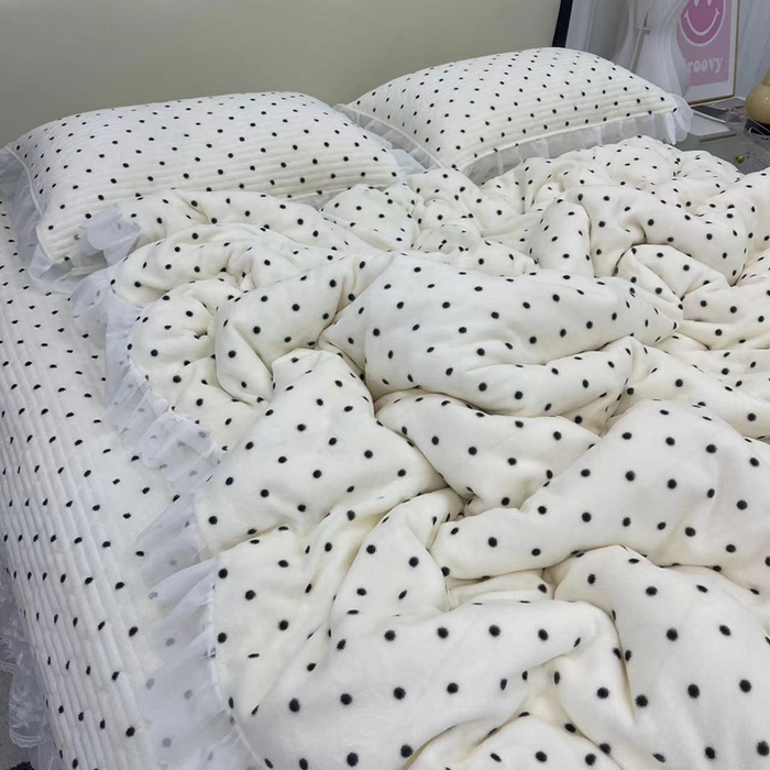 91家纺网 家纺一手货源 找家纺 禧瑞谷 2025新款冬季牛奶绒双层蕾丝花边床盖三件套床盖四件套波点