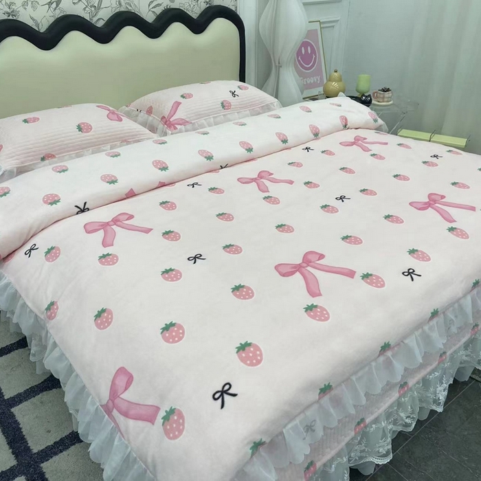 禧瑞谷 2025新款冬季牛奶绒双层蕾丝花边床盖三件套床盖四件套草莓蝴蝶结