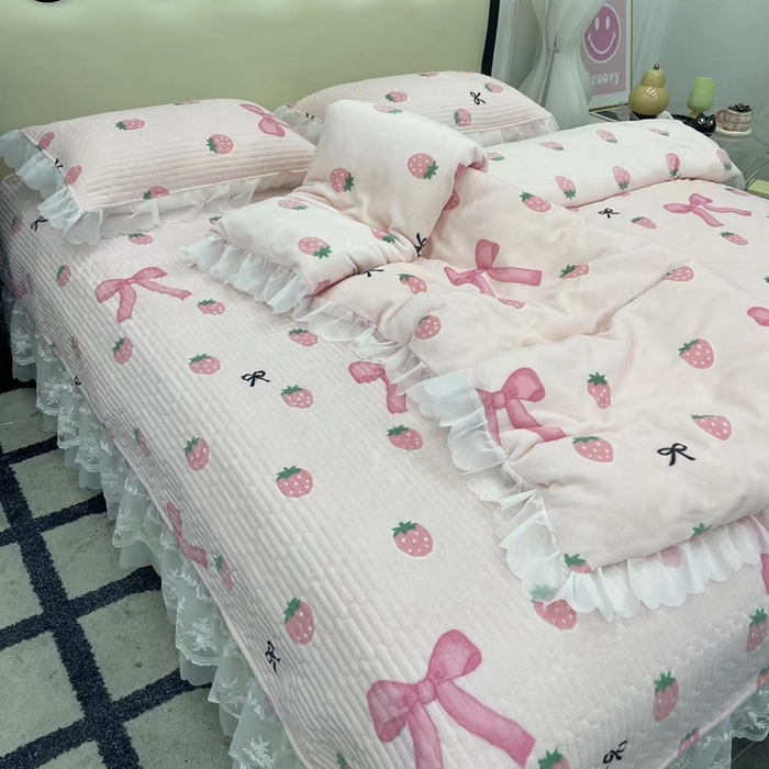 91家纺网 家纺一手货源 找家纺 禧瑞谷 2025新款冬季牛奶绒双层蕾丝花边床盖三件套床盖四件套草莓蝴蝶结