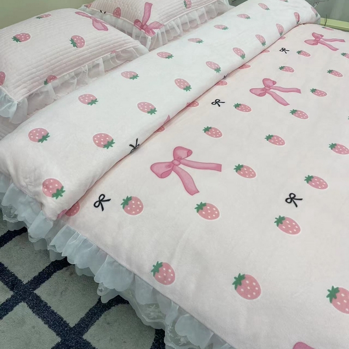 91家纺网 家纺一手货源 找家纺 禧瑞谷 2025新款冬季牛奶绒双层蕾丝花边床盖三件套床盖四件套草莓蝴蝶结