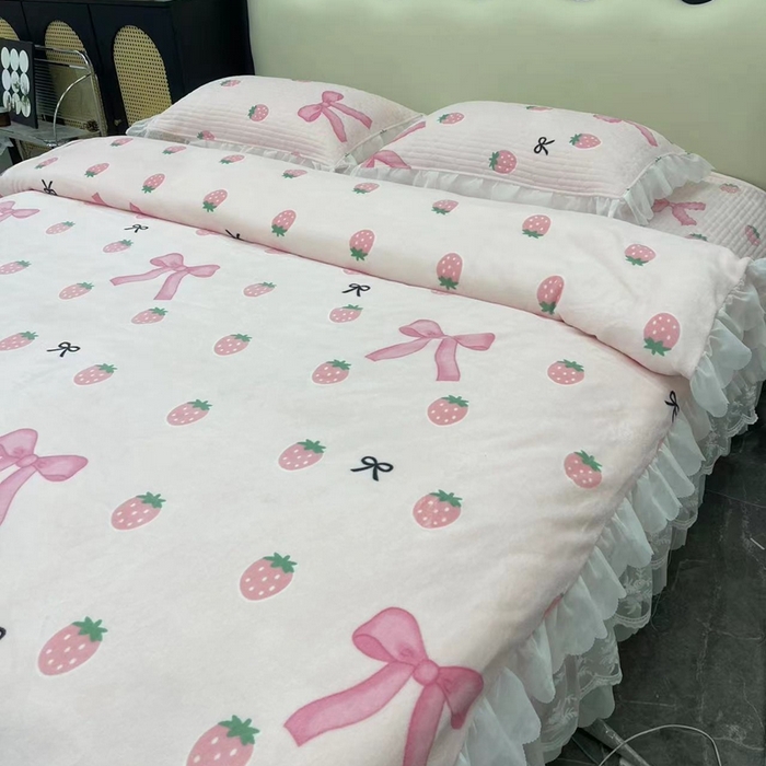 91家纺网 家纺一手货源 找家纺 禧瑞谷 2025新款冬季牛奶绒双层蕾丝花边床盖三件套床盖四件套草莓蝴蝶结