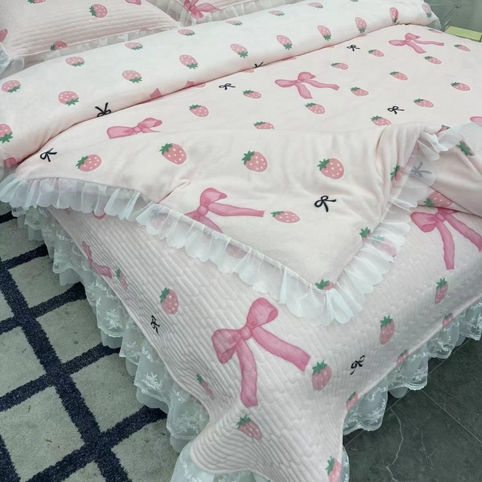 91家纺网 家纺一手货源 找家纺 禧瑞谷 2025新款冬季牛奶绒双层蕾丝花边床盖三件套床盖四件套草莓蝴蝶结