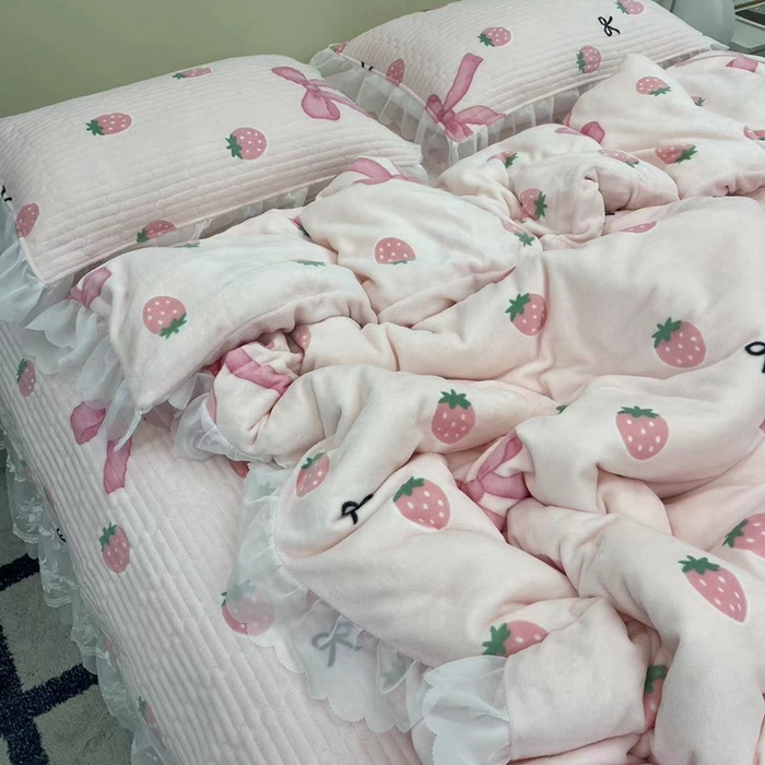91家纺网 家纺一手货源 找家纺 禧瑞谷 2025新款冬季牛奶绒双层蕾丝花边床盖三件套床盖四件套草莓蝴蝶结