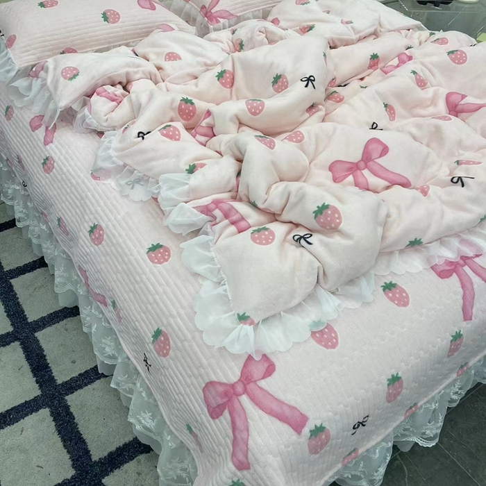 91家纺网 家纺一手货源 找家纺 禧瑞谷 2025新款冬季牛奶绒双层蕾丝花边床盖三件套床盖四件套草莓蝴蝶结