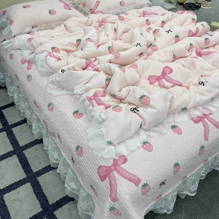 91家纺网 家纺一手货源 找家纺 禧瑞谷 2025新款冬季牛奶绒双层蕾丝花边床盖三件套床盖四件套草莓蝴蝶结