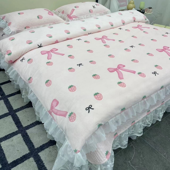 91家纺网 家纺一手货源 找家纺 禧瑞谷 2025新款冬季牛奶绒双层蕾丝花边床盖三件套床盖四件套草莓蝴蝶结