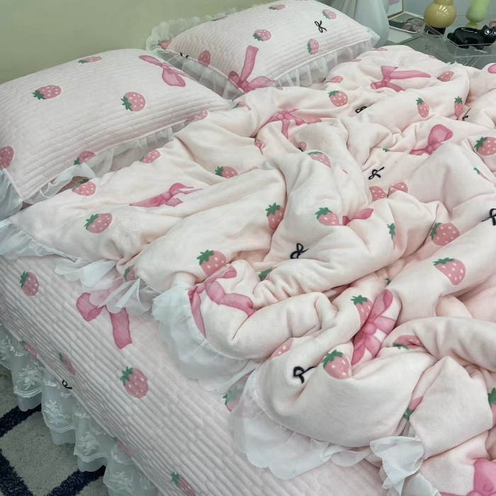 91家纺网 家纺一手货源 找家纺 禧瑞谷 2025新款冬季牛奶绒双层蕾丝花边床盖三件套床盖四件套草莓蝴蝶结