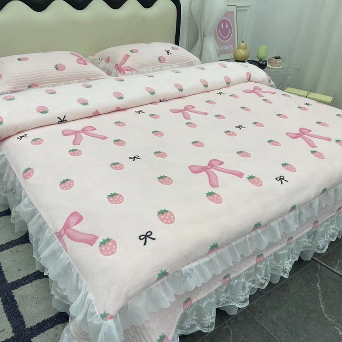 91家纺网 家纺一手货源 找家纺 禧瑞谷 2025新款冬季牛奶绒双层蕾丝花边床盖三件套床盖四件套草莓蝴蝶结