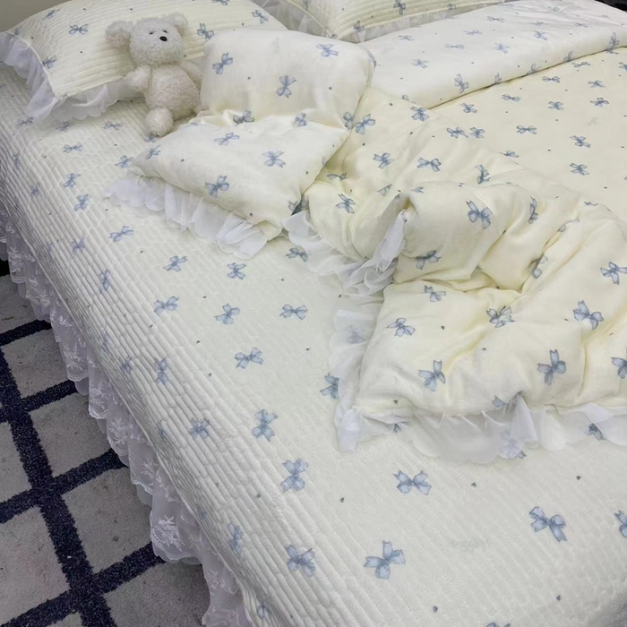 91家纺网 家纺一手货源 找家纺 禧瑞谷 2025新款冬季牛奶绒双层蕾丝花边床盖三件套床盖四件套蓝色蝴蝶结