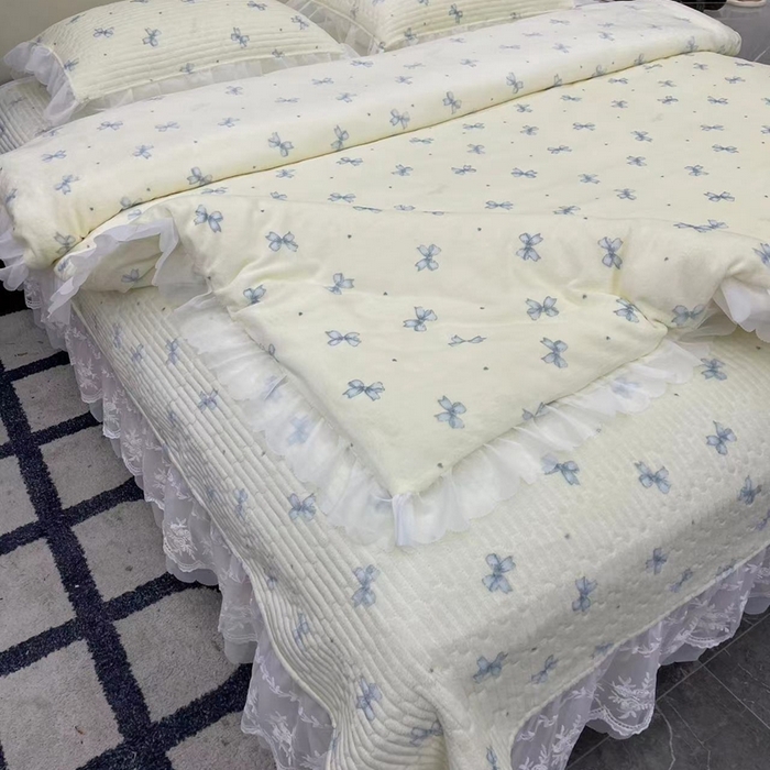 91家纺网 家纺一手货源 找家纺 禧瑞谷 2025新款冬季牛奶绒双层蕾丝花边床盖三件套床盖四件套蓝色蝴蝶结