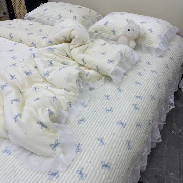 91家纺网 家纺一手货源 找家纺 禧瑞谷 2025新款冬季牛奶绒双层蕾丝花边床盖三件套床盖四件套蓝色蝴蝶结